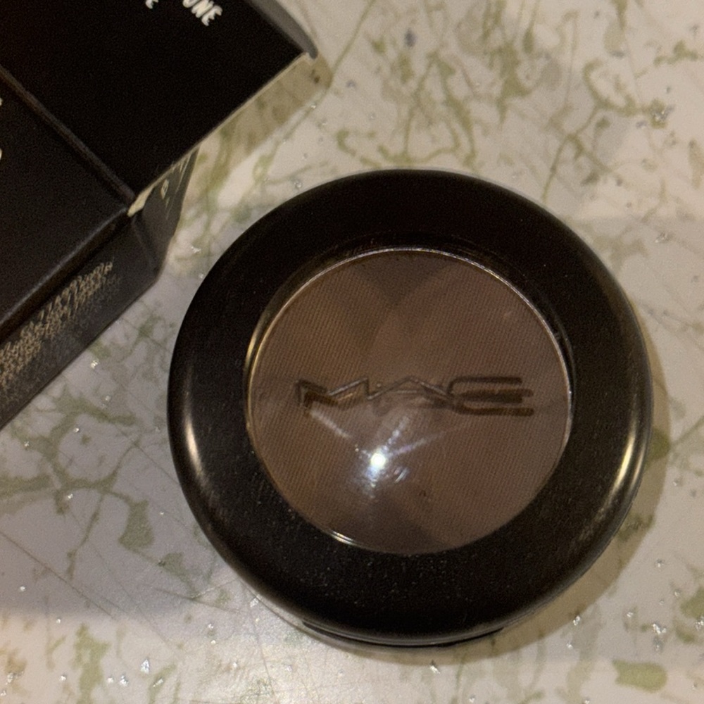 MAC eye shadow - Picture 2 of 4